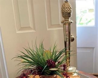 Set of 3 trays; lovely pineapple lamp