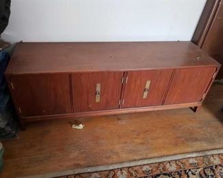 1032
Wooden Storage Bench
Measures Approx: 54" x 16" x 18"