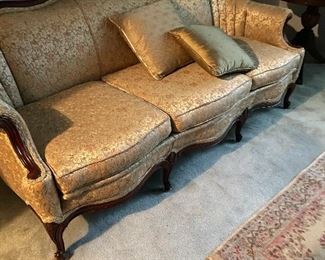 Victorian Sofa in excellent condition with silk fabric