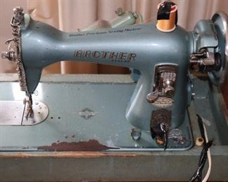 Brother Sewing machine, working, belt cracking and no top for the case 