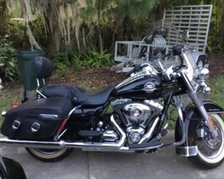 Harley Davidson Road King Very Low miles call Sonny 352-665-7653