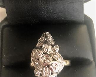 Stunning 18k white gold/diamond ring