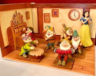 DISNEY SNOW WHITE & SEVEN DWARFS FIGURE 65th ANNIVERSARY COLLECTOR SET & DISPLAY