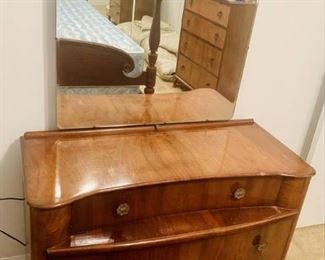 Charming Dressing Table with Mirror