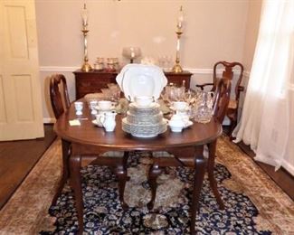 Queen Anne Dining Table with 5 Chairs, 2 Leaves