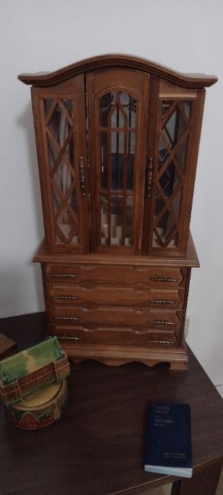 Great size Jewelry Chest!