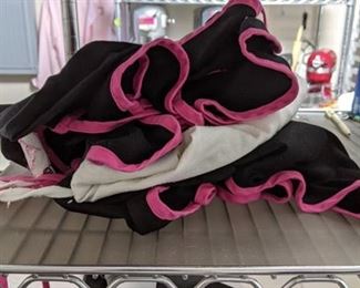 3 Aprons and oven mitts - Size unknown
