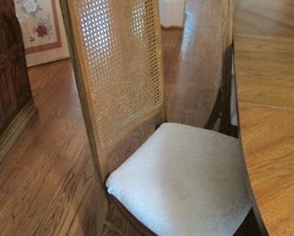 VIEW OF THE SIDE CHAIR. THIS SET IS IN EXCELLENT CONDITION.