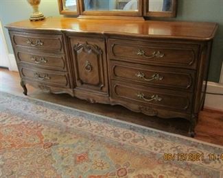 THOMASVILLE FRENCH PROVENTIAL STLYE DRESSER WITH MIRROR.