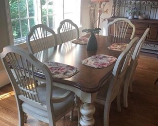 WONDERFUL BROYHILL FARM STYLE TABLE AND SIX CHAIRS. THIS SET IS ONLY A COUPLE OF YEARS OLD.