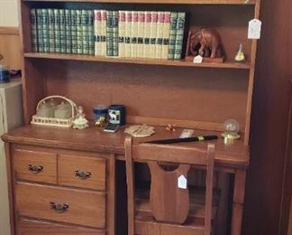 desk/bookcase,chair
