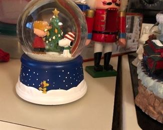 Peanuts 50 year commemorative snowglobe/music box