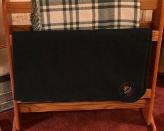 Quilt rack dimensions: 32" x 31"