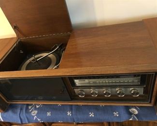 Vintage turntable/radio 