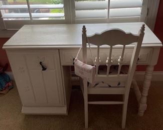 Beautiful white desk with chair. In excellent condition. Desk: 42 x 18 x 27 Chair: 18 x 16 x 34 https://ctbids.com/#!/description/share/949833