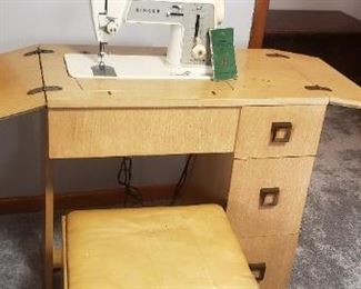 Singer Sewing Machine w/cabinet