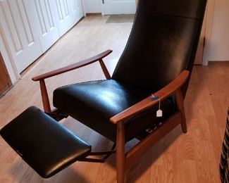 Eames (?) style chair