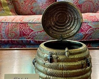 detail - the bee closure is missing its wings - BUT we DO have them and they can be put back on with metal glue.