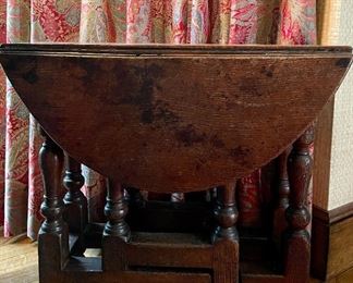 Item 168:  Antique Gate Leg Side Table - 23.5"l x 25.5"w x 19.5"h:  $185