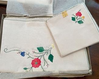 Item 197:  Set of Linen Napkins and Tablecloth (Flowers):  $38