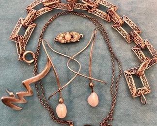 Item 429:  Bag 5: 5 Assorted Jewelry Pieces: $20