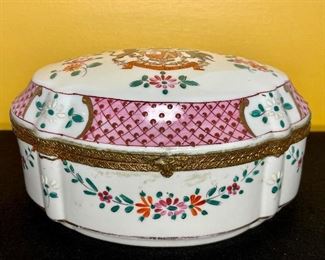 Item 557:  Samson Paris Porcelain Hinged Box Late 19th C. - 7" x 3.5":  $95