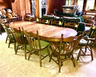 Immaculate Dining Room Table and Chairs