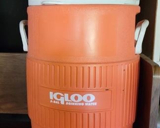  Igloo Water Cooler with cup holder
