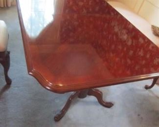 Lovely dining table.  Has 2 leafs.  Pristeen condition.