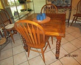 Oak breakfast table with "pop up" ends to extend table.  Barley leg.  6 chairs.  