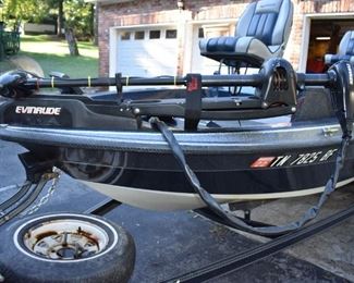1998 Javelin 356 in Excellent Condition! 15'8", Power Trim, 2 Depth Finders, 3 Batteries, Built in Battery Charger, Trolling Motor, 90 HP Evinrude Engine, 4 Seats, and More!