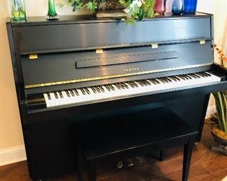 Yamaha P2 #3391114 piano with bench, in very good condition 