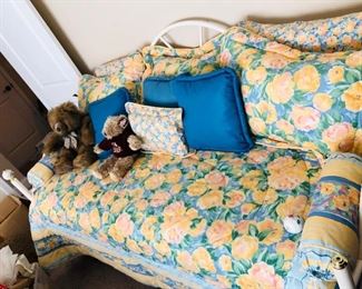 Adorable day bed with trundle 