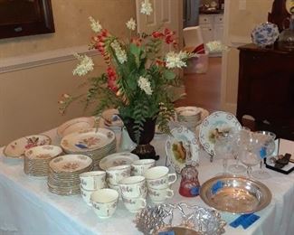 Porcelain plates, trays, bowls and decorative items