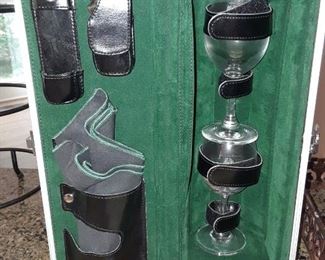 Wine serving caddy for picnics