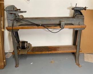 Vintage Delta 1460 Wood Lathe 47x56x17in HxWxD