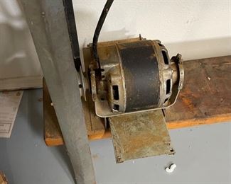 Vintage Delta 1460 Wood Lathe 47x56x17in HxWxD