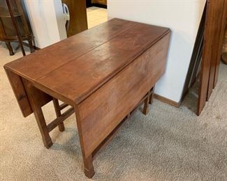 Walter of Wabash Drop Leaf Extension Dining Table 30x79x42 HxWxD