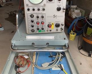 Tektronix 581 Oscilloscope with Cart and Probe Accessories 51x18x29 HxWxD