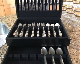 Towle Sterling “Carpenter Hall” 60 pieces, 5 pc place setting, service for 12.
$2500.-