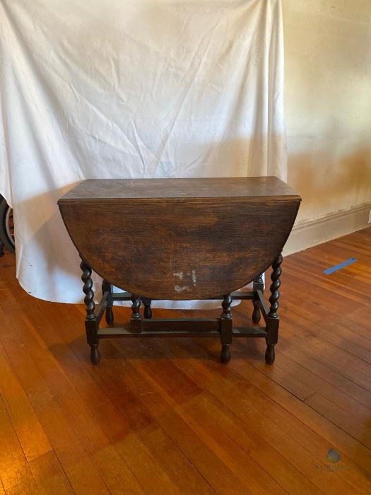 Vintage Drop Leaf Table
Hay twist style legs, dark stain, solid wood. Smoker friendly, pet free home. Has some scuffs, dings, and water spots - see photos.
MEASUREMENTS Fully extended: H 29.5" x W 46" x D 34.5", with ends dropped H 29.5" x W 17" x D 34.5"