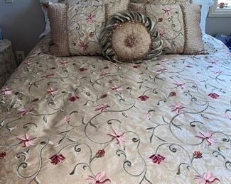 $200
QUEEN SIZE BED WITH METAL HEADBOARD 
84”L  x 60”W x 51”H
$700
QUEEN CUSTOM MADE BEDDING 
