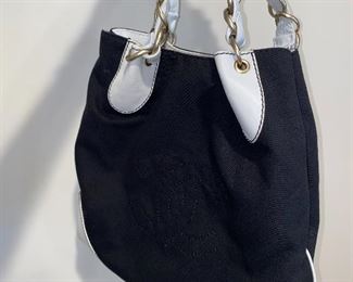 $700
AUTHENTIC CHANEL BLACK CANVAS AND WHITE LEATHER HANDLES SHOULDER BAG