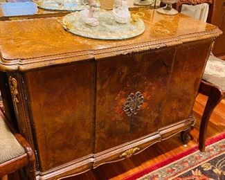 $900
ANTIQUE FRENCH FULL SIZE BEDROOM SET 
BED FRAME
80.5”L x 61” W x 50”H
2 NIGHTSTANDS 
24”W x 15”D x 25.5”H
DRESSER WITH LARGE MIRROR 
DRESSER MEASURES 39.5”L x 17”D x 29.5”H 
MIRROR MEASURES 53.5”W x 1.5”D x 80”H
