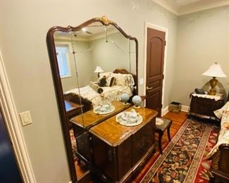 $900
ANTIQUE FRENCH FULL SIZE BEDROOM SET 
BED FRAME
80.5”L x 61” W x 50”H
2 NIGHTSTANDS 
24”W x 15”D x 25.5”H
DRESSER WITH LARGE MIRROR 
DRESSER MEASURES 39.5”L x 17”D x 29.5”H 
MIRROR MEASURES 53.5”W x 1.5”D x 80”H
