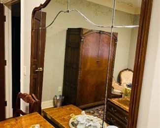 $900
ANTIQUE FRENCH FULL SIZE BEDROOM SET 
BED FRAME
80.5”L x 61” W x 50”H
2 NIGHTSTANDS 
24”W x 15”D x 25.5”H
DRESSER WITH LARGE MIRROR 
DRESSER MEASURES 39.5”L x 17”D x 29.5”H 
MIRROR MEASURES 53.5”W x 1.5”D x 80”H