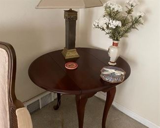 . . . a closer look at the lamp table with accent lamp