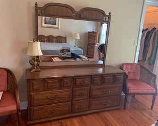 #15	broyhill dresser with9 drawers and mirror 66x18x30 mir53x42	 $125.00 
