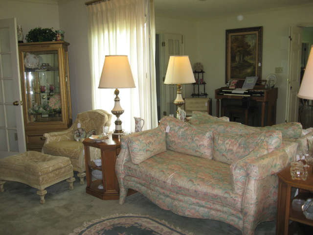 Lovely Living Room With French Style Setee (As Is Condition)