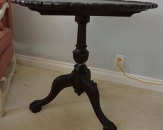 beautiful antique pie crust table that folds up